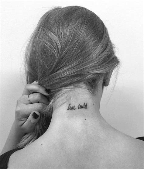 tatuaje nuca palabra|30 tatuajes en la nuca con significado para mujeres y hombres